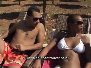 Горячие телки загорают во дворе и трахаются со своими парнями