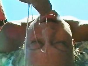 Шмара отсосала глоткой возле бассейна средь бела дня