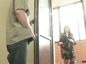 Мама трахается с сыном, чтобы отучить его от онанизма