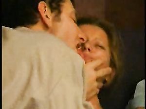 Два жеребца грубо трахают непокорную блонду