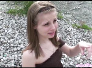 Юная красавица разгуливает по улице одна и размышляет о сексе