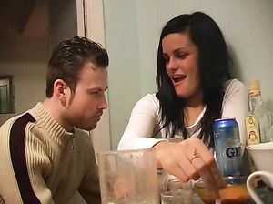 Напоил брюнетку и дал ей пососать