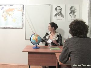Учительница Марья Ивановна отдалась студенту на паре