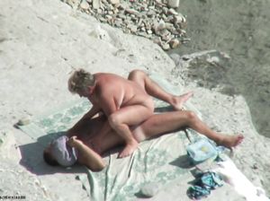 За семейной парой нудистов подсматривают на пляже