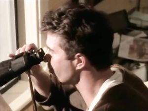 Парень подсматривает за тем, как его соседи занимаются сексом