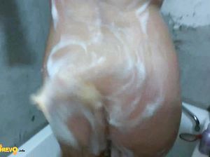 Мужик снимает, как его женушка принимает душ