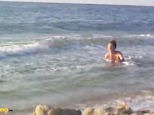 Привлекательная красотка топлес купается в теплом море