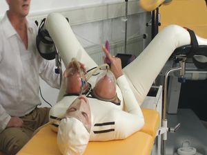 Самка в латексе кончает от анальной секс машины