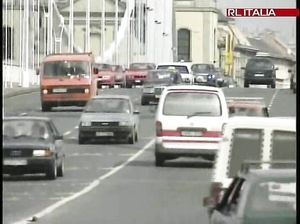 Дорогая шлюха сосет фаллос клиента в его автомобиле