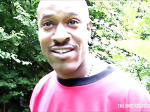 Сучка отдалась улыбчивому негру в лесу