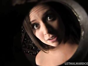 Самка сосет член из дырки в стене