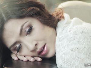 Девушка с красивым телом страстно мастурбирует