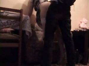 Брюнетку в белых чулках трахают дома раком