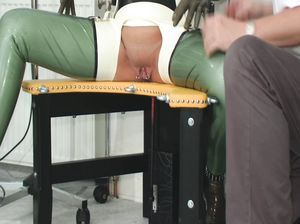 Секс извращения зрелых дамочек в кабинете гинеколога