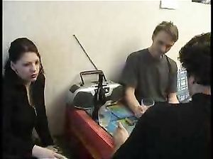 Два студента поимели девушку как хотели