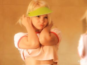 Юная шалунья с маленькими титьками снимает трусики и ласкает киску