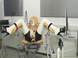 Чувак сует девке в латексе различные предметы в пизду