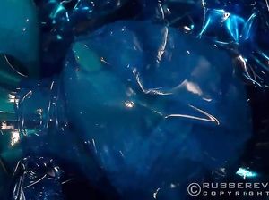 Крошка возбуждается от тонкого латекса