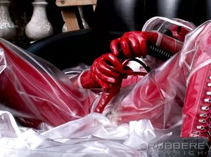 Девка в красном латексе мастурбирует