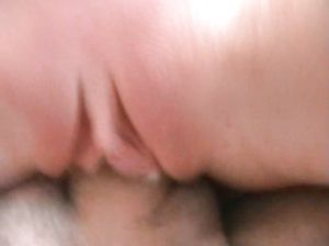 Девушка подрочила член и получила сперму на живот