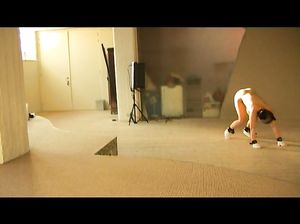 Господин завязал глаза рабыне и приказал ползать