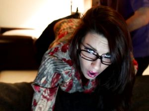 Наказал поркой красивую брюнетку в чулках