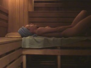 Худая девчонка сосет член в бассейне