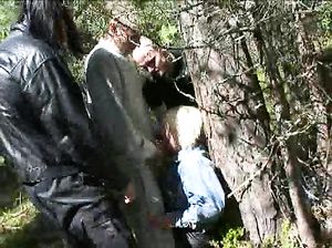 Мужики ебут толпой русскую бабу в лесу