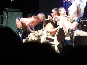 Русские стриптизерши устроили эротическое шоу на сцене