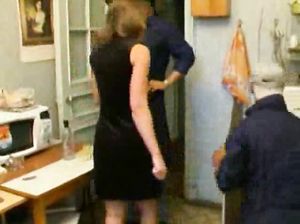 Русские сантехники силой отодрали сопротивляющуюся хозяйку