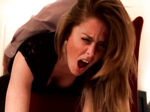 Положил на коленки и отшлепал по упругим ягодицам