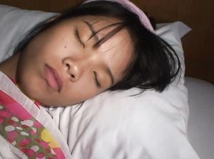 Худая азиатка нежно ласкает волосатую киску