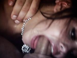 Королева красоты шпилится с парнем на заднем сиденье авто