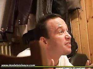 Мужчина доминирует над испуганной блондинкой