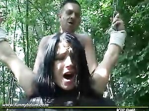 Подвязал девку за ноги к дереву и дал ей пососать